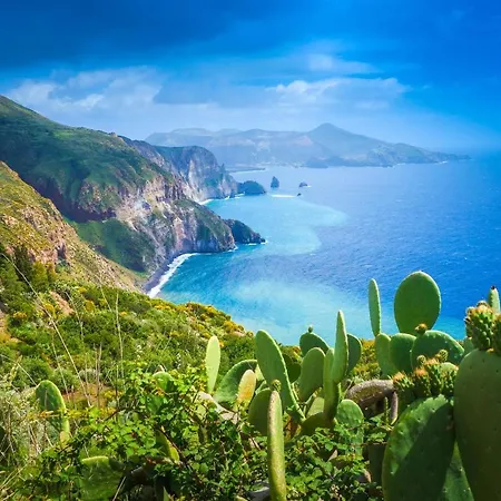 Monolocale - Vulcano On Sea Shore - Happy *